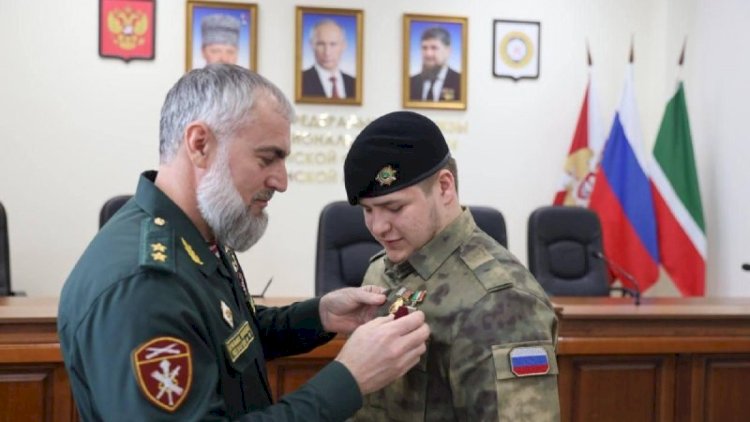    Ramazan Kadırovun oğlu avtomobil qəzasından sonra medalla təltif edildi   