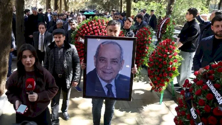    Xalq yazıçısına vida mərasimində əyləşməyə yer vermədilər:   “Yox, yox, burada oturmayın!”