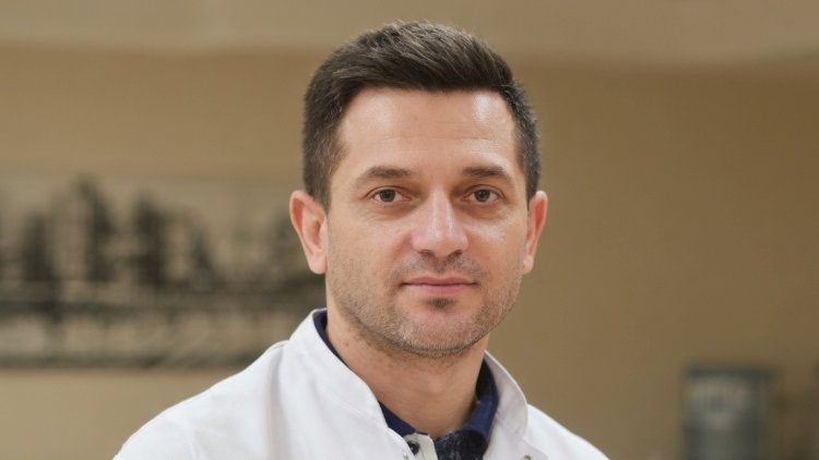    Məşhur həkimlə bağlı iddia: “Övladıma səhv diaqnoz qoydu”   