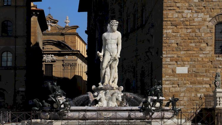    Turistin bu hərəkəti tarixi abidəni dağıtdı   - FOTOLAR