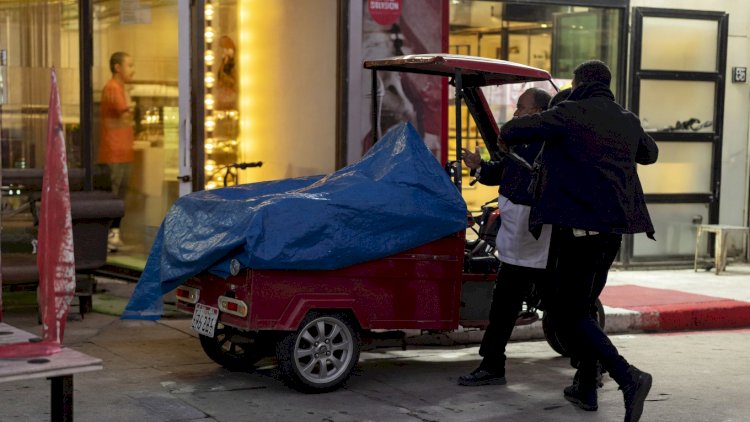    Küçədə hamıya yaxınlaşıb öpməyə çalışdı   – VİDEO