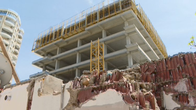    Bakıda tikinti şirkəti yaşayış olan evləri sökür? - VİDEO   