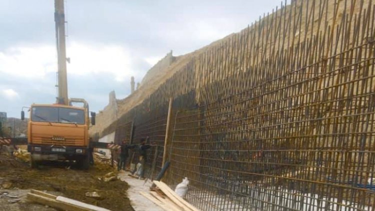    Tanınmış memardan Bakıda tikiləcək istinad divarları ilə bağlı   AÇIQLAMA