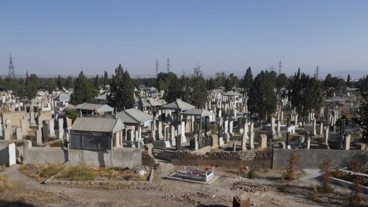    Azərbaycanda tükürpərdən olay: Ərinin məzarını ziyarət edən qadın öldü   