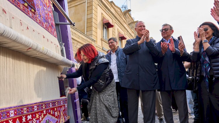    Azercell Beynəlxalq Xalça Festivalında “Minlərlə ilmə, bir güc” xalçasını təqdim etdi   