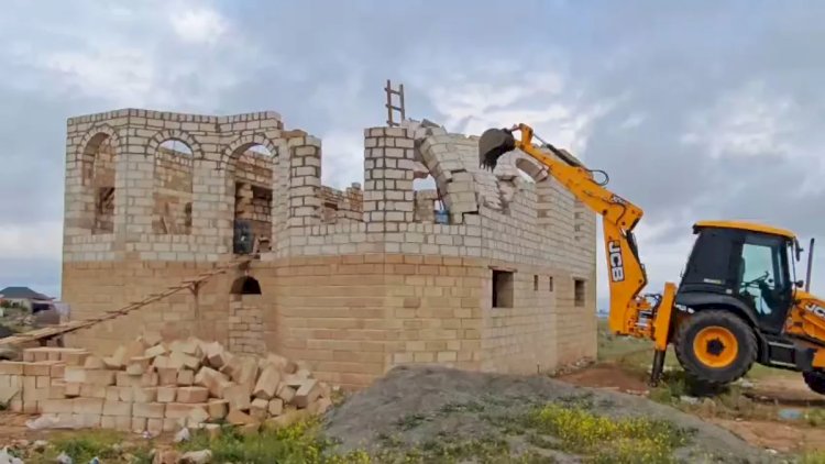    Gəncədə qanunsuz inşa olunan tikililər söküldü   