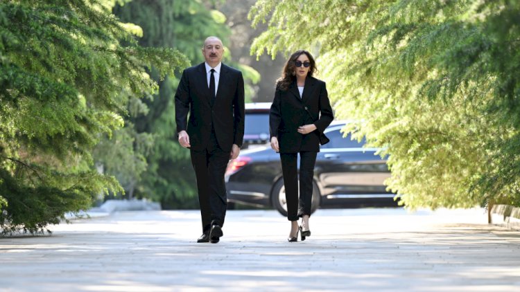   İlham Əliyev və Mehriban Əliyeva Ulu Öndərin məzarını ziyarət etdilər   
