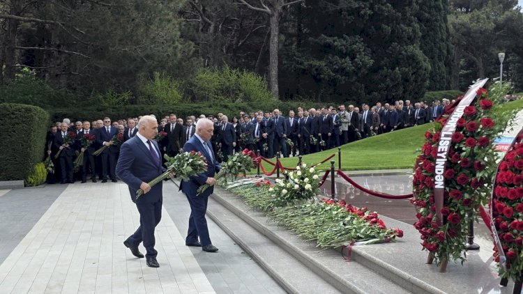    “AzərEnerji” və “Azərişıq” kollektivləri Ulu Öndərin məzarını ziyarət ediblər   - FOTO