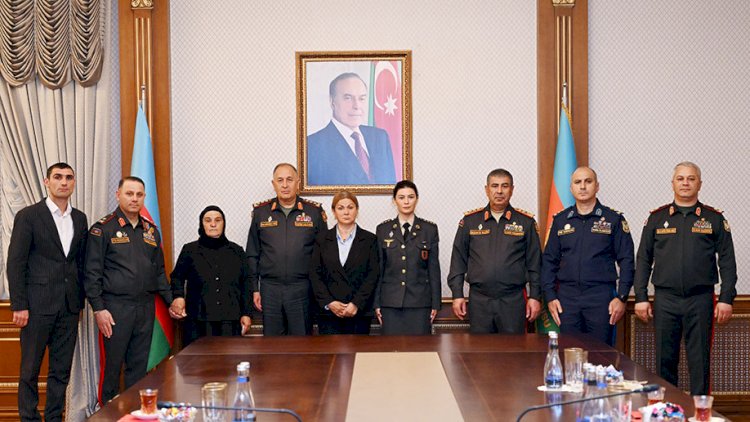    Zakir Həsənov Milli qəhrəmanların ailələri ilə görüşdü -   Medallar verdi