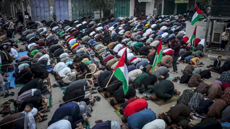    Bayram namazı xarabalıqlarda qılındı – Qəzzədən kadrlar   
