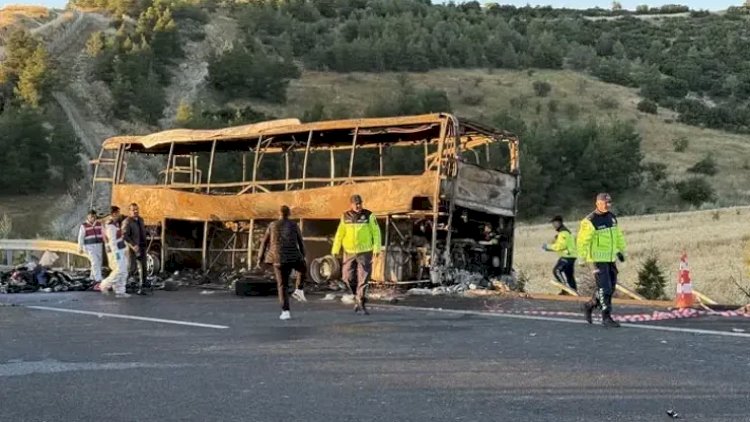    Sərnişin avtobusu baryerlərə çırpılıb yandı -   8 nəfər öldü