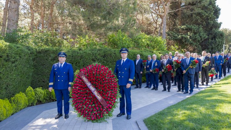    AZAL kollektivi və mülki aviasiyanın nümayəndələri Fəxri xiyabanı ziyarət edib   