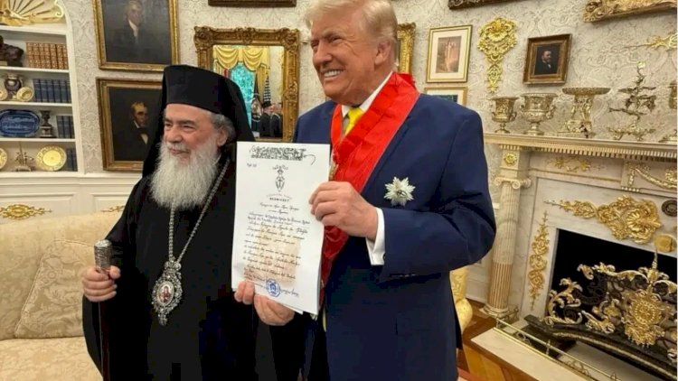    Patriarx Trampı təltif etdi   