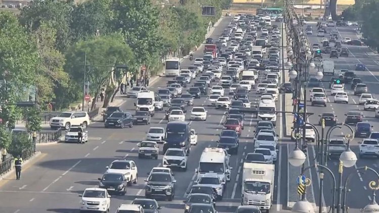    Bakıda iş saatları dəyişə bilər: Tıxac problemi həll olunacaq?   