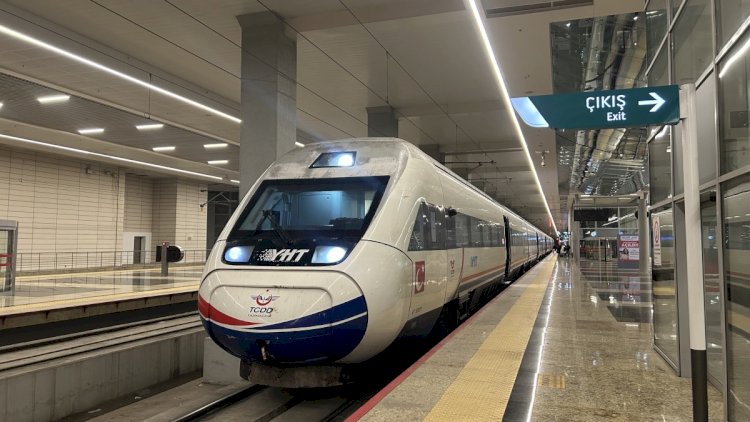    İstanbulda hava limanına gedən metro qatarı relsdən çıxdı   