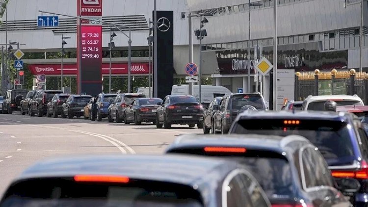    Rusiyada benzin üçün növbə gözləyənlərə yemək verilir   