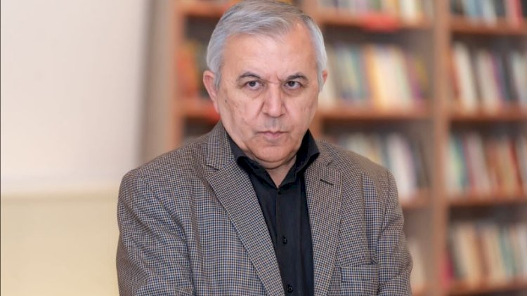    “Rəsulzadənin də atası ruhani olub, deməli, o, demokrat deyil?!” - Hacı Şahin müqayisəsi   