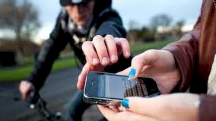    Kuryerdən telefonu alıb aradan çıxdı   