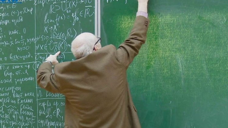    65 yaşdan sonra bu müəllimləri işdə saxlayırlar...    