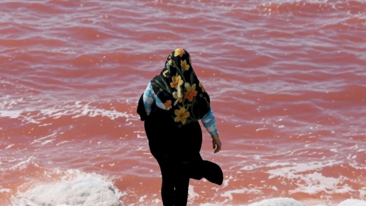    Urmiya gölü qırmızı rəngə boyandı   
