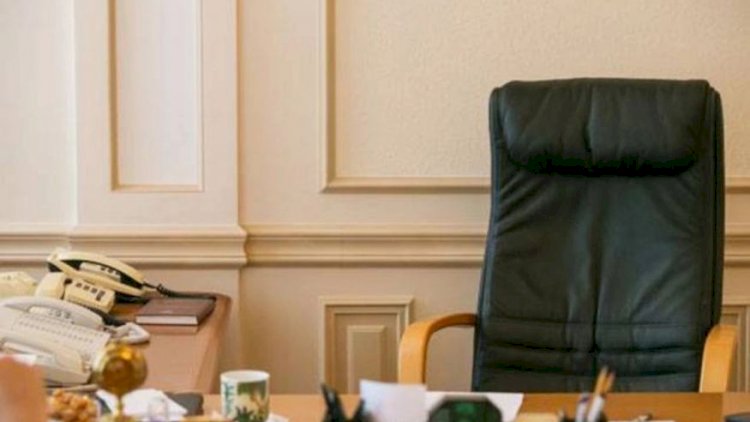    Direktor xadiməni təsərrüfat işləri üzrə müdir vəzifəsinə necə təyin edib?   