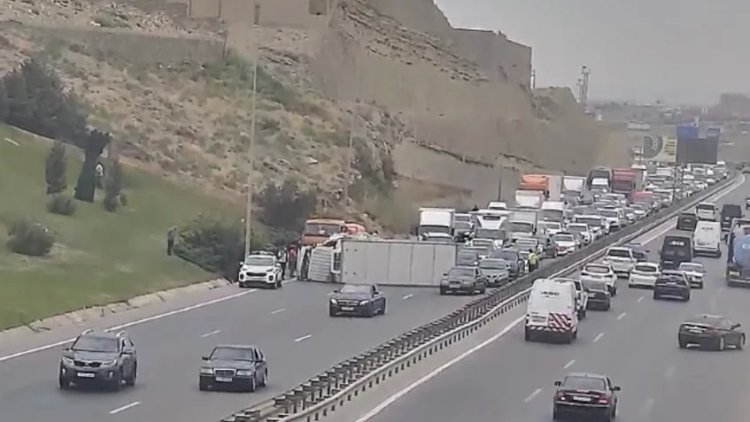    Qəza Bakı-Sumqayıt yolunda sıxlıq yaratdı   