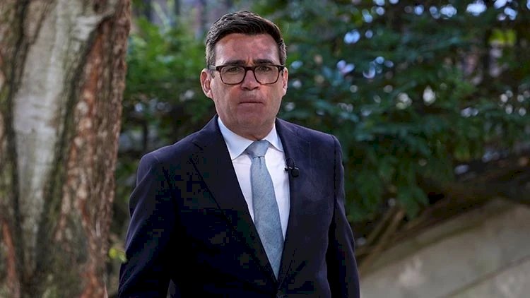    Böyük Britaniyanın baş nazirini mesajla aldatdılar   