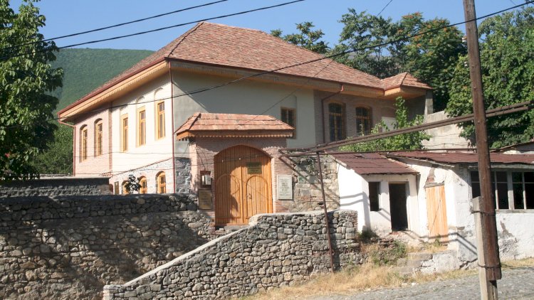    “Kənddəki evi girov qoymaq istəyirəm, bank götürmür” - İmtina qanunidirmi?   