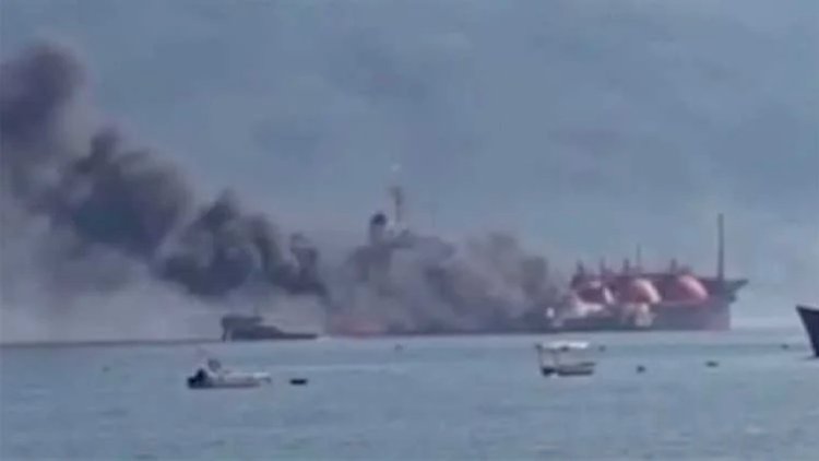    Rusiya gəmisi vuruldu, İstanbula yan aldı   