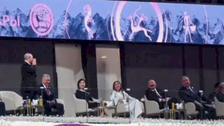    Putin ayağa qalxıb İlham Əliyevə nə deyir? – Diqqətçəkən FOTO   