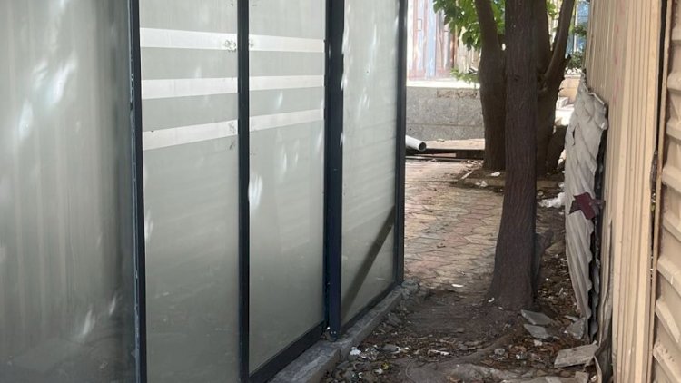   Bakının mərkəzində “dərəbəylik”, birinin pəncərəsi bağlanır, digərinin yolu kəsilir   - FOTOLAR