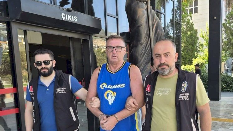    Türkiyə bayrağına tüpürən turist saxlanıldı   