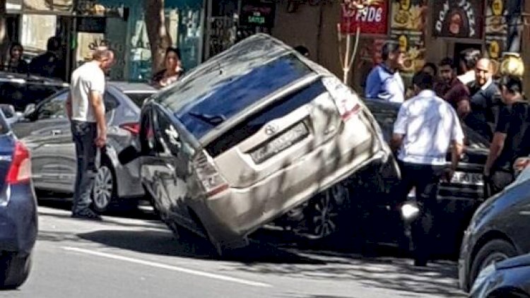    Bakıda ağır qəza: Qadını vurdu, sonra “Prius”a çırpıldı   