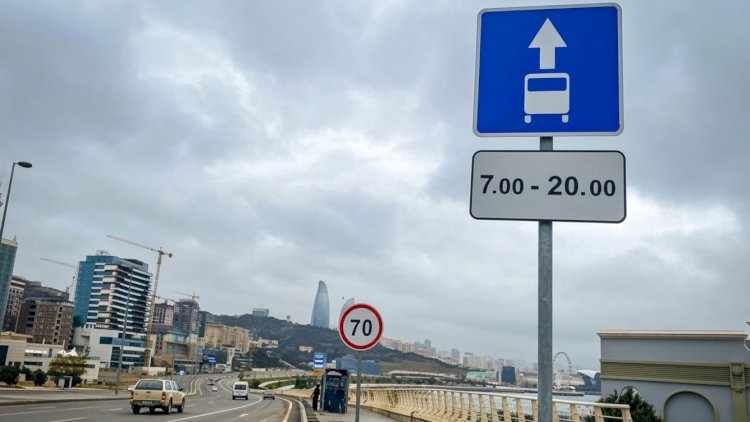    SÜRÜCÜLƏRİN DİQQƏTİNƏ: Bu küçədə avtobus zolağının saatı dəyişdirildi   