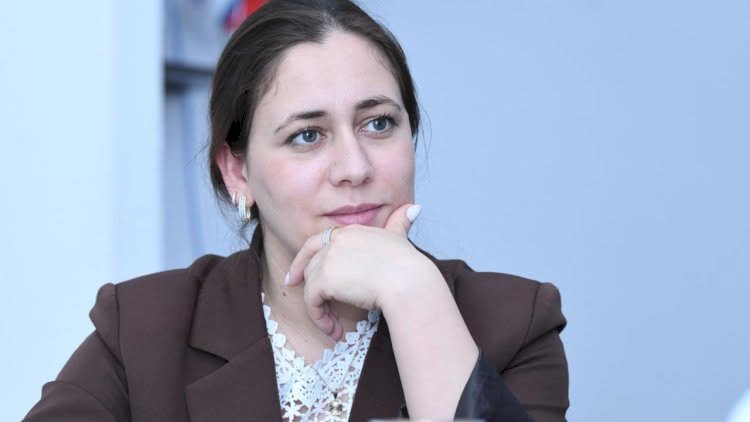    Bir evin içində böyüyən səssizlik...   