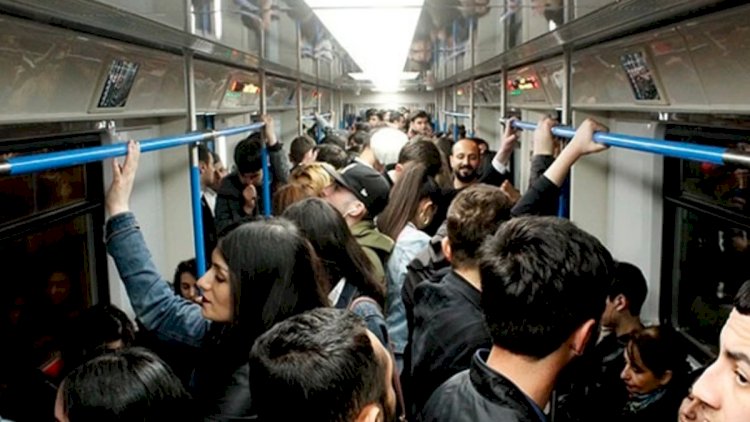    Metroda hamının etdiyi bu hərəkətin səbəbi nədir?   