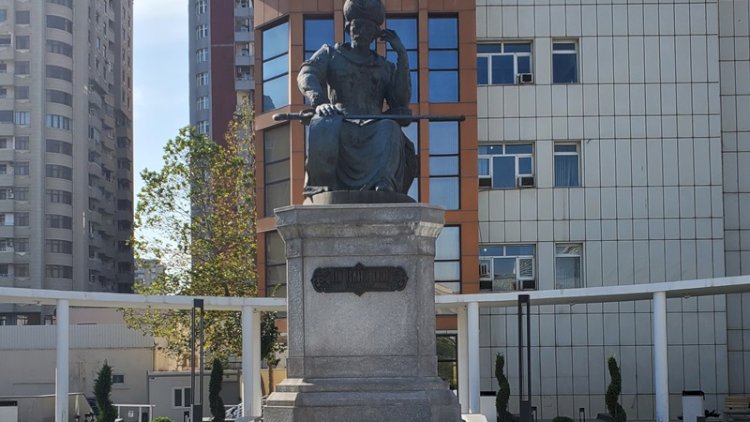    Xətainin abidəsindəki yazı etiraz yaratdı: Onu kim edib?   