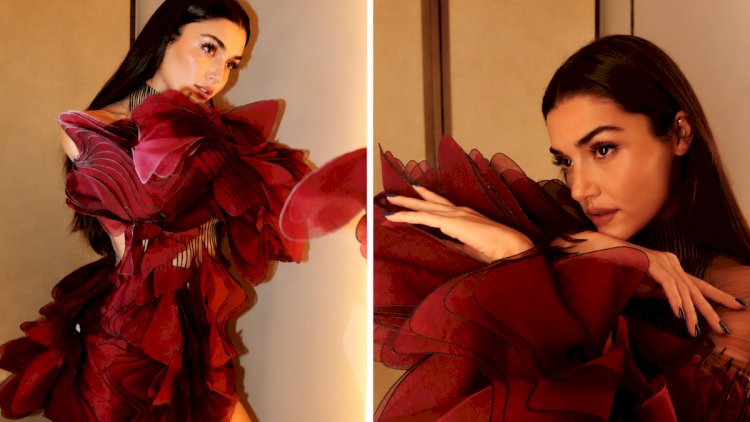    Hande Erçelin Paris pozları sosial şəbəkəni qarışdırdı   