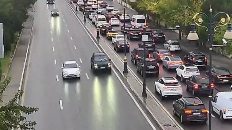    Yağış yağır: Bakıda böyük tıxaclar yarandı   