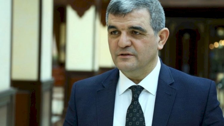    “Məscidlər bağlıdırmı? Küçədə hicabla gəzən qadınlara kimsə irad bildirirmi?”   