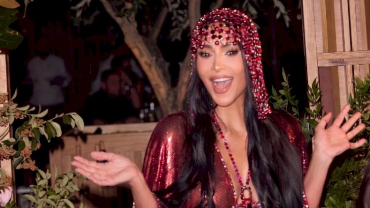    Kim Kardaşyanın ad günü geyimi gündəm oldu   