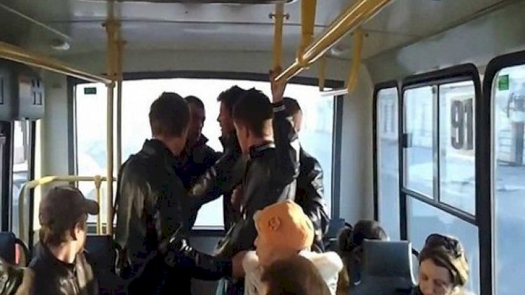    Bu mənzərəni hər gün görənlər nə düşünür? -   Avtobusda hamının gözü qarşısında...