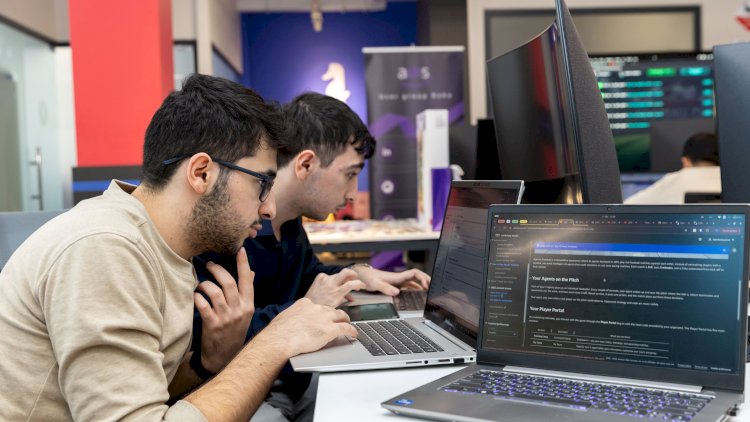    Süni intellektlə idarə olunan 32 komanda virtual futbol meydanında mübarizə aparıb   