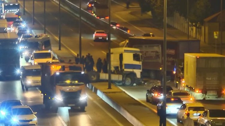    Bakıda yük maşını qəza törətdi, yol bağlandı   