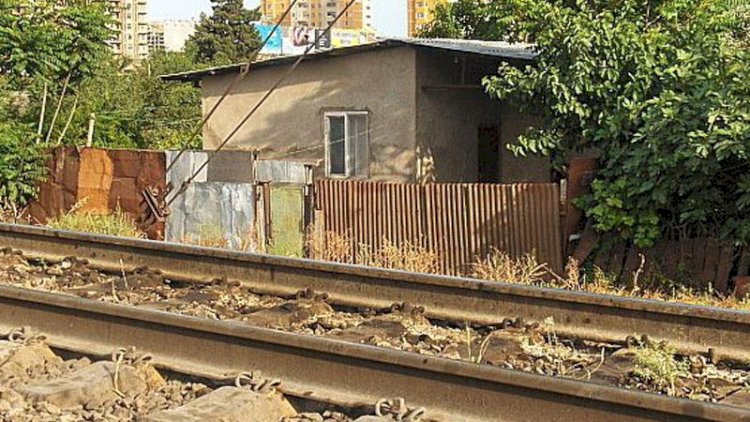    Dəmir yolu ətrafındakı evlər sökülür – Kompensasiya verilir   