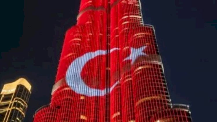    Dubayda hamının diqqətini çəkən görüntü - Burj Xəlifədə türk bayrağı   