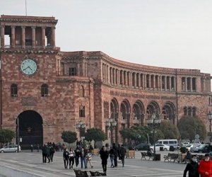    İrəvanda atışma - Yaralananlar var   
