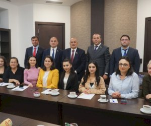    Deputatlar təhsildən yazan jurnalistlərlə görüşdülər   