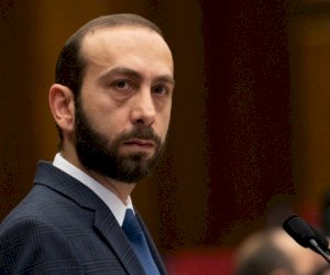   
Erməni nazir Bayramovla görüşündən danışdı   