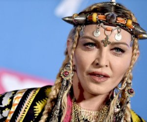    “TikTok”da qara alt paltarını nümayiş etdirdi   - Video